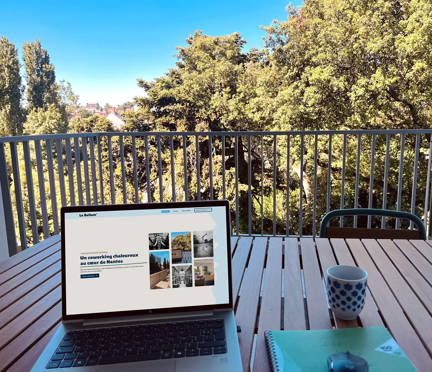 Balcon accessible depuis les bureaux, avec mobilier extérieur