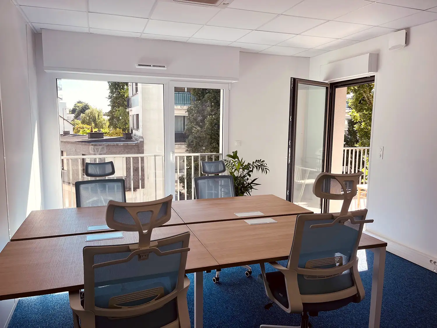 Bureau calme et lumineux pour 4 personnes avec accès au balcon