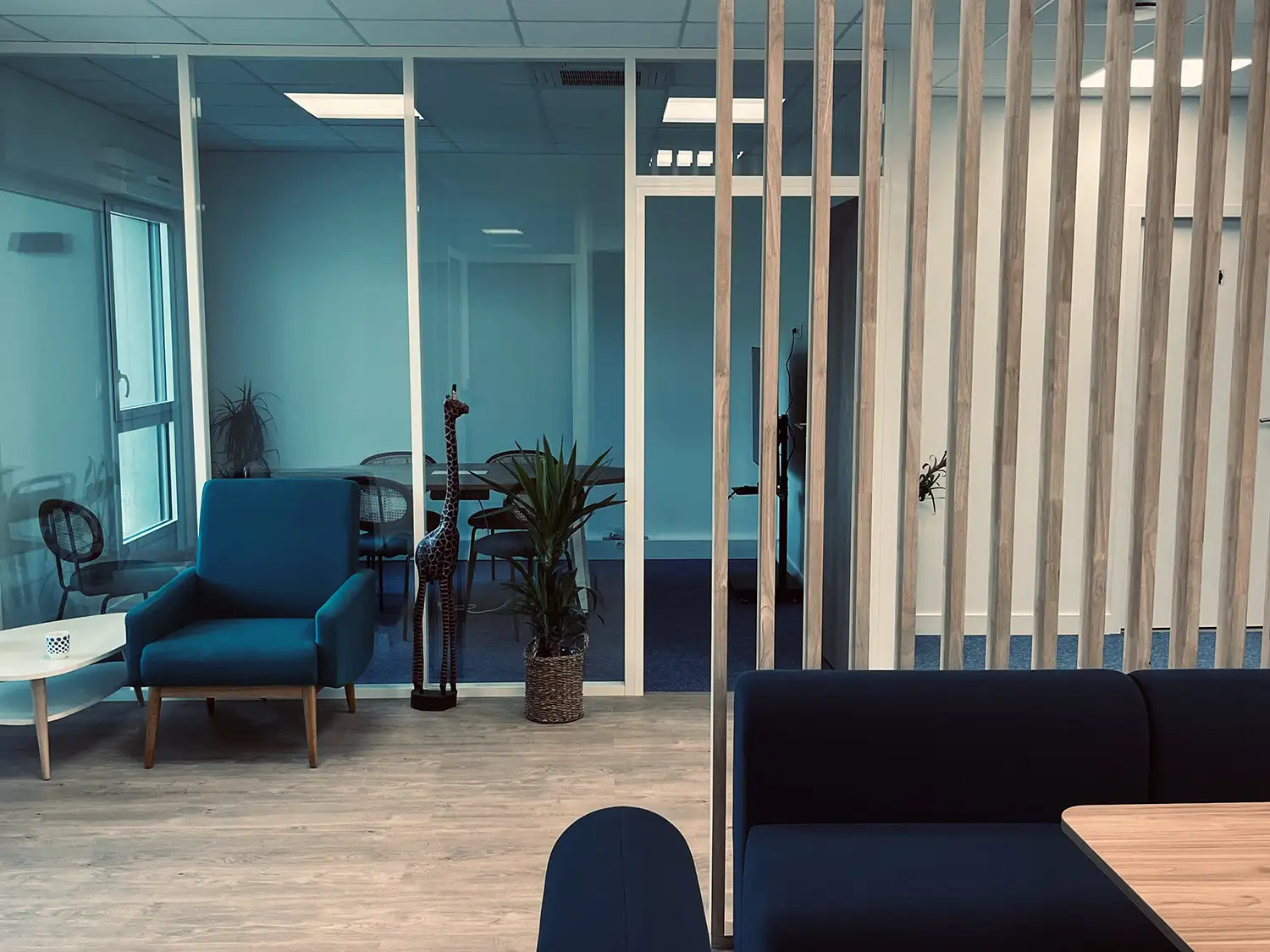 Espace salle à manger avec tables et chaises, pour les pauses déjeuner